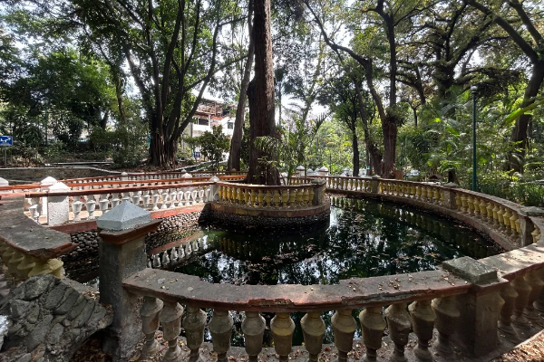 Jardines Coloniales. Entre fuentes de cantera y buganvilias desbordantes, el tiempo parece detenerse. Los jardines coloniales de Morelos guardan siglos de historia entre sus andadores y árboles centenarios. Un rincón donde la arquitectura y la naturaleza se funden en perfecta armonía.