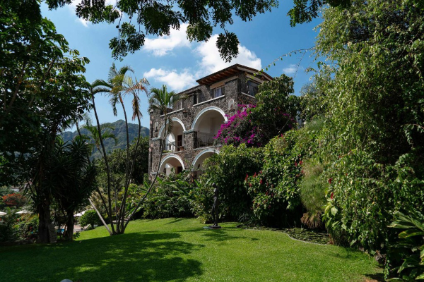 Museos. Cada sala cuenta una historia que merece ser escuchada en silencio. Los museos de Morelos son portales hacia civilizaciones prehispánicas, la Independencia y la Revolución que forjaron a México. Visitar uno es entender, de otra manera, quiénes somos.
