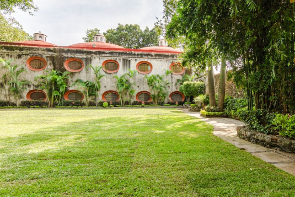 Hoteles. Descansar también es una forma de viajar. Los hoteles de Morelos ofrecen experiencias que van mucho más allá de una buena cama: albercas termales, tirolesas, jardines y actividades para toda la familia. El placer de no tener que ir a ningún lado.