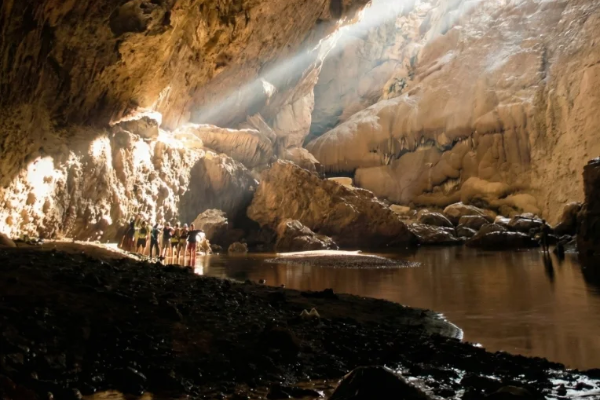 Espeleología. Adentrarse en una cueva es descubrir el lado más misterioso de la tierra. Estalactitas milenarias, ecos profundos y una oscuridad que invita a encender la curiosidad. Una aventura que no olvidarás aunque cierres los ojos.